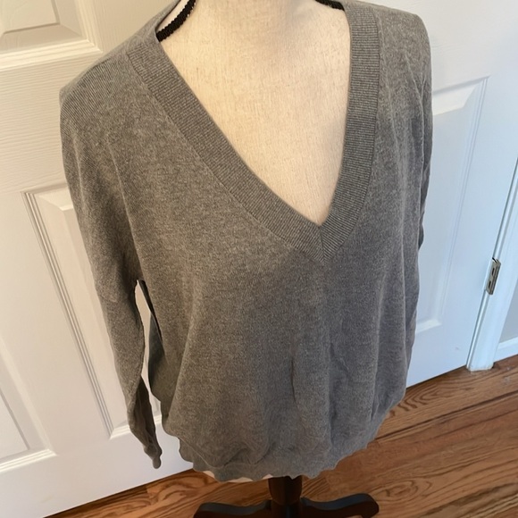 Pop Sugar Women’s Sweater Size Large Gray Soft EUC Split Hem V Neck Casual - Picture 2 of 10